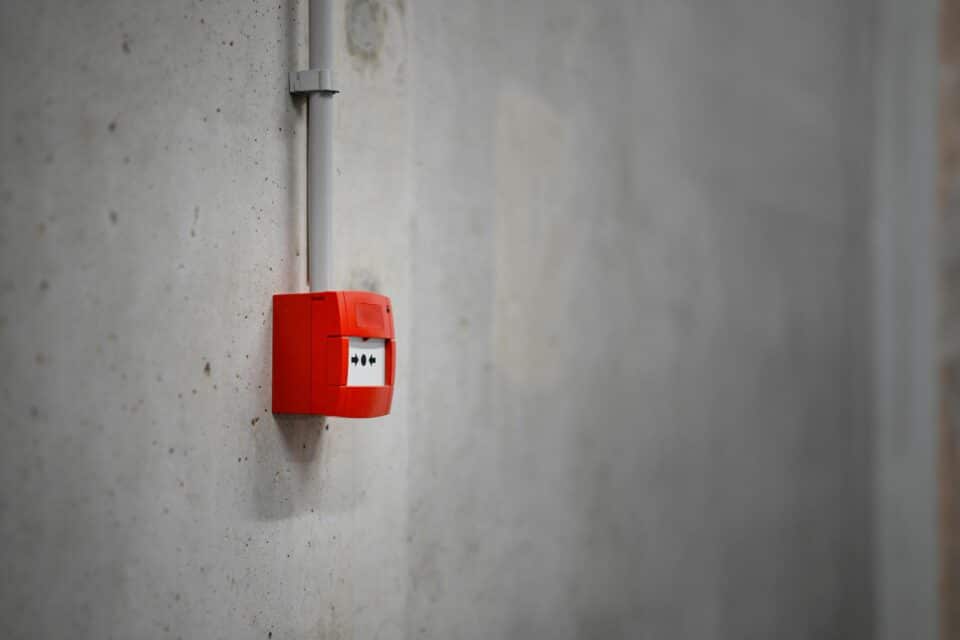 Bouwkundige brandveiligheid vs. installatietechnische brandveiligheid | Onderhoud aan brandcompartimenten